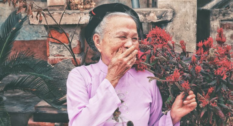 Zdjęcie uśmiechającej się kobiety w wieku senioralnym