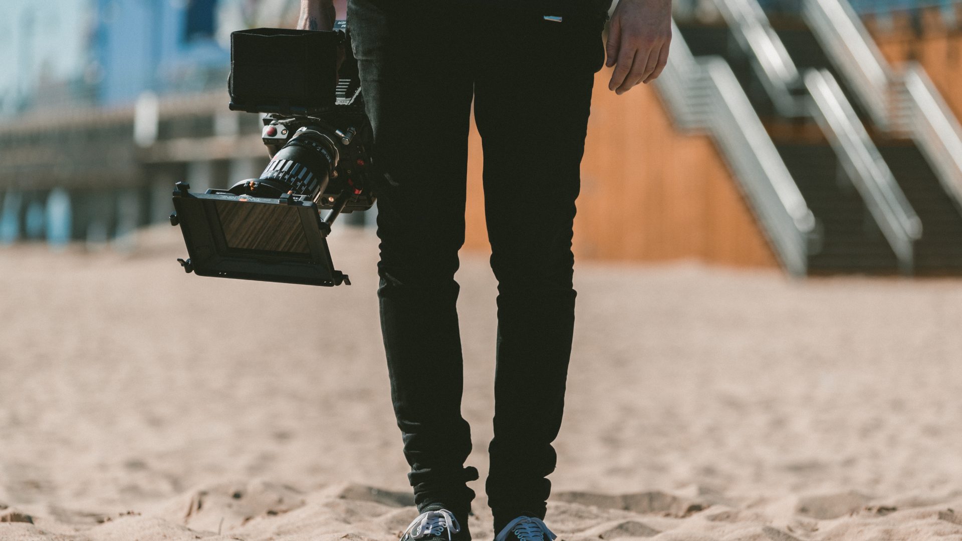 Zdjęcie nóg z profesjonalną kamerą