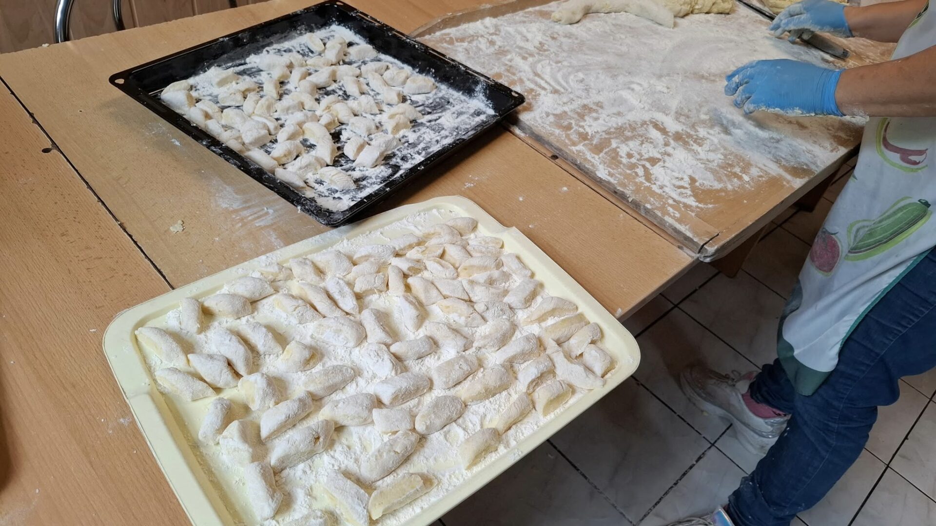 Kluski przygotowywane przez uczestnika WTZ na warsztatach pracowni gospodarstwa domowego.