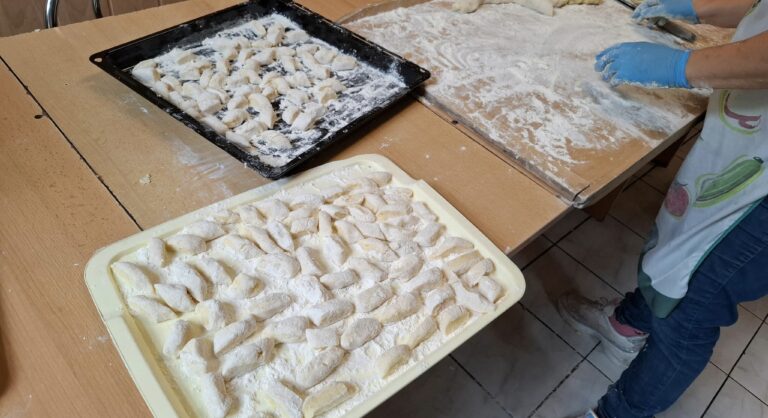 Kluski przygotowywane przez uczestnika WTZ na warsztatach pracowni gospodarstwa domowego.