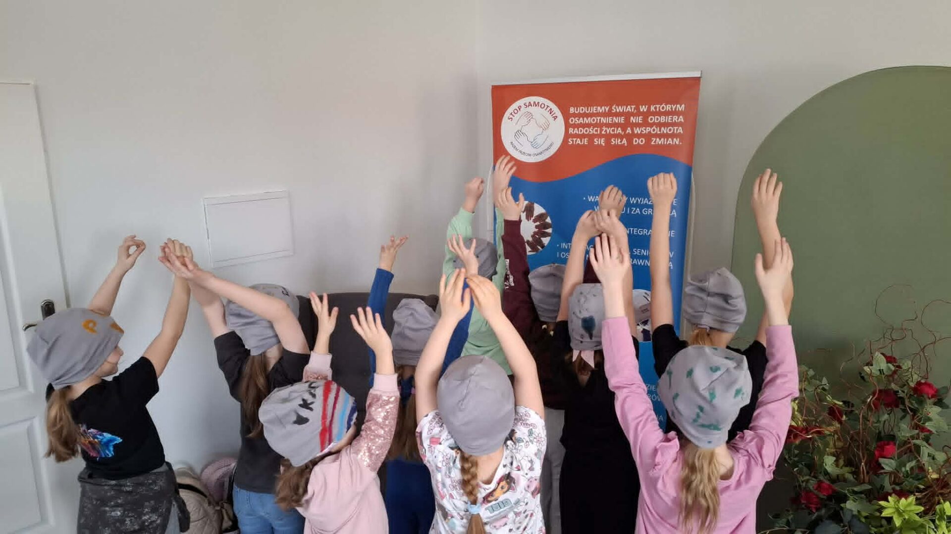 Grupa dzieci uczestnicząca w zajęciach Fundacji Stop Samotnia.