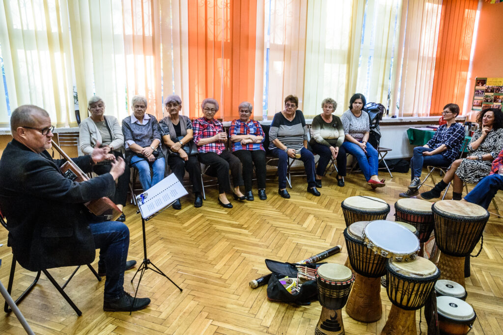 Grupa kobiet na warsztatach muzycznych prowadzonych przez Fundację Tacy Jesteśmy.