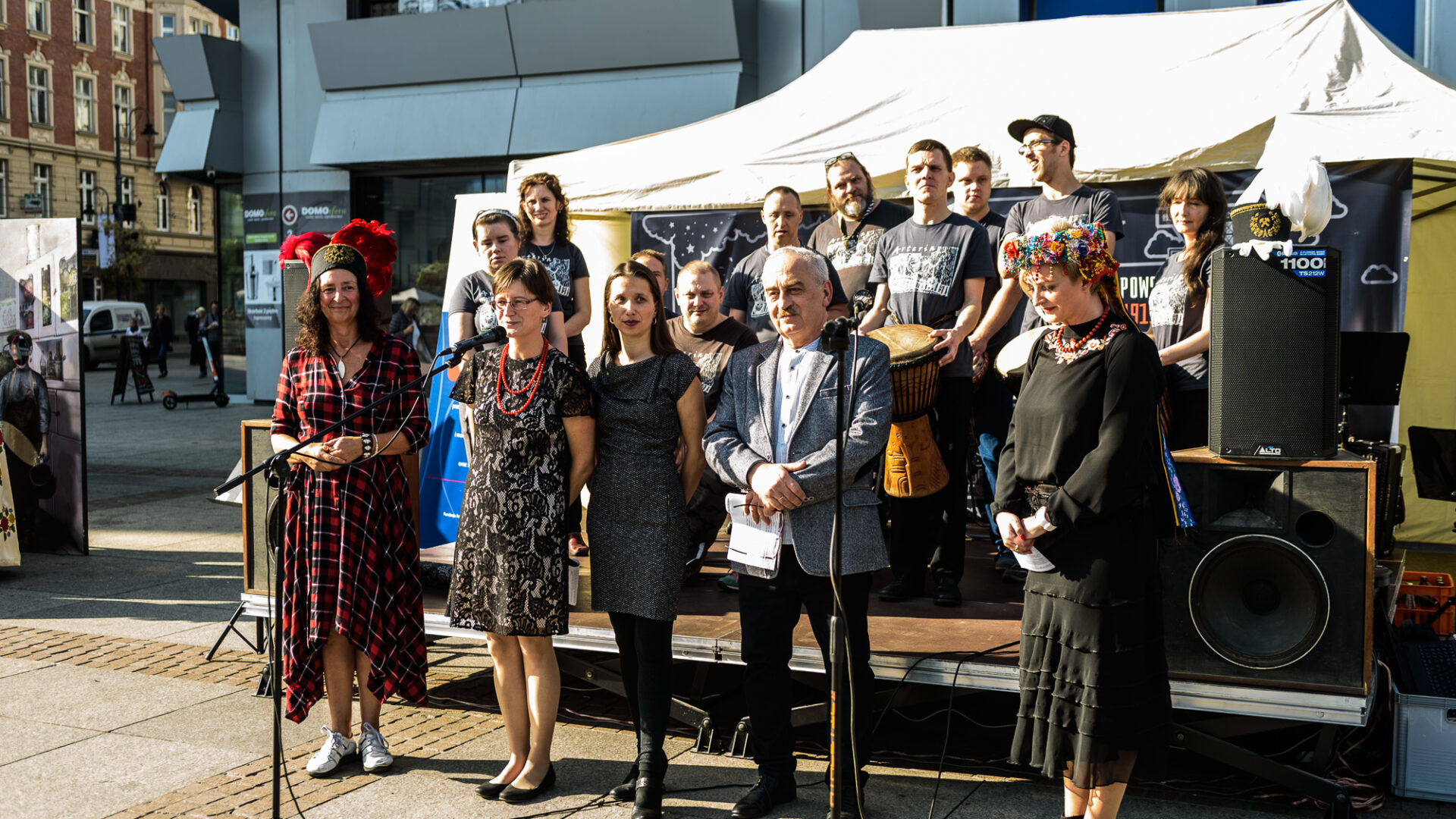 Grupa osób, w tym członków Fundacji Tacy Jesteśmy, na wydarzeniu Fundacji na katowickim rynku.