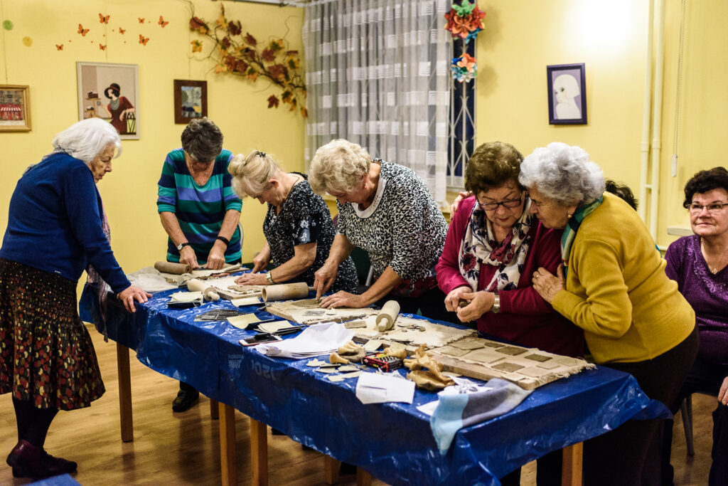 Grupa kobiet na warsztatach prowadzonych przez Fundację Tacy Jesteśmy.