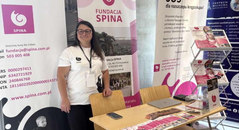 Przedstawicielka Fundacji SPINA przy stanowisku informacyjno-promocyjnym organizacji.